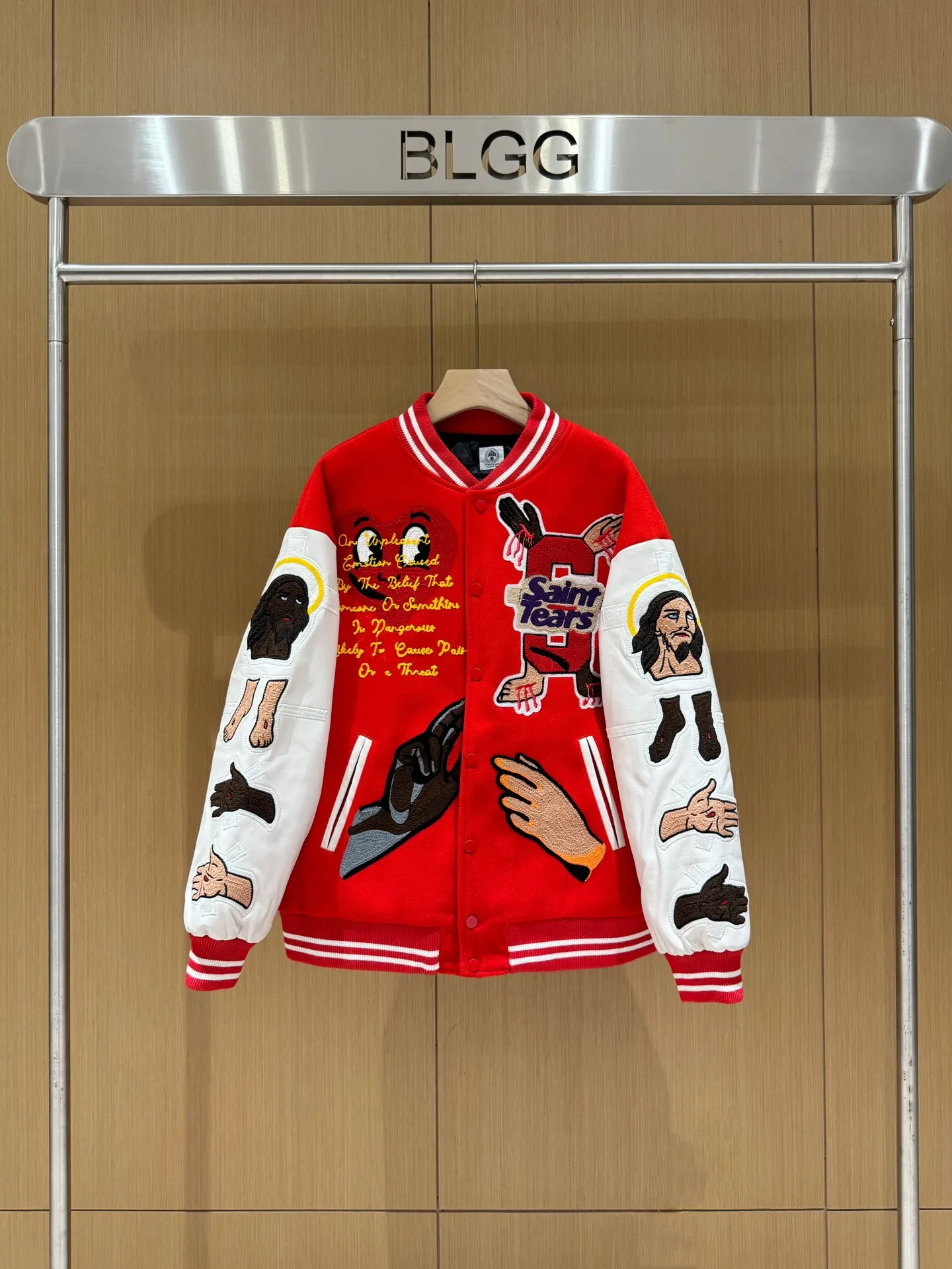 🧸High version SAINT MICHAEL high street vibe style ROCKY same heavy embroidered baseball jacket jacket for men and women p420 style number: 271# code number: S-XL high version heavy laser embroidery process quilted version one piece is enough for the winter in the north and south multiple splicing techniques for the whole piece YB customized dyeing color 3 times of pattern making to finalize heavy patch embroidery laser burning is required to carve out the template before embroidery can be carried out Only a few pieces are produced in a day, and the factory quantity is extremely low. It is different from the low-end versions on the market. You pay for the goods.
